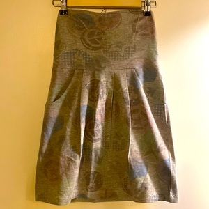 Gray graphic strapless dress